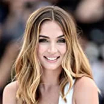 blode woman smiling to the camera